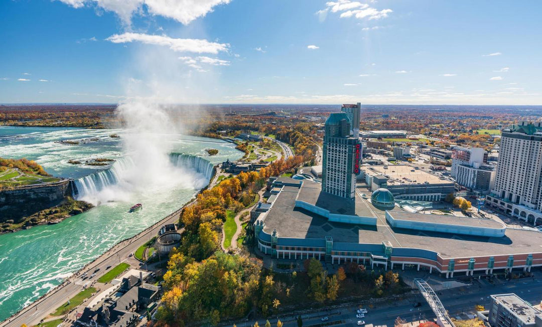 An aerial view of Niagara Falls with hotels and旅游资源 in the foreground.
